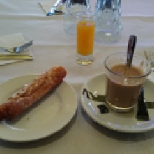 "Das war mein Mittagessen" Einen kleinen Kaffee mit Milch und eine Gebäck sind in Spanien so üblich.