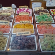 Es gibt hier auf dem Markt wunderbare Süßigkeiten, unter anderem auch diese aus frischen Zutaten nur natural ohne Gelantine. Da musste ich mir natürlich auch welche mitnehmen. ;)
