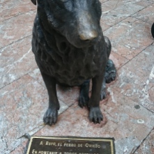 Diese Hundestatue wurde denjenigen Leuten gewidmet, welche sich bemüht haben verwahrlosten bzw. herrenlosen Tieren in der Stadt Oviedo zu helfen und sie zu pflegen.