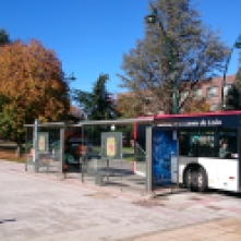 Bushaltestelle vor der Hauptbibliothek der Universität León