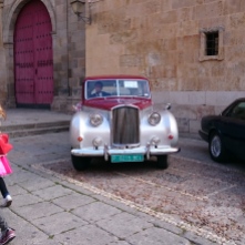 Hochzeitsauto vor der neuen Kathedrale in Salamanca
