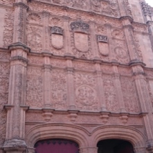 ganze Fassade der Universität Salamanca