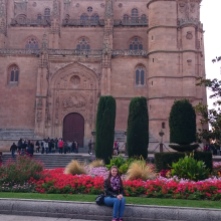 andere Seite der neuen Kathedrale Salamanca mit Garten