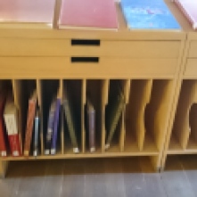 Regale für Bücher in Großformat in einer Bibliothek in Salamanca