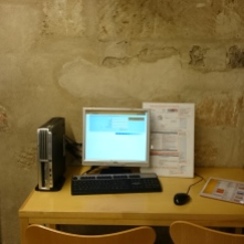 PC mit OPAC Funktion in einer Bibliothek in Salamanca